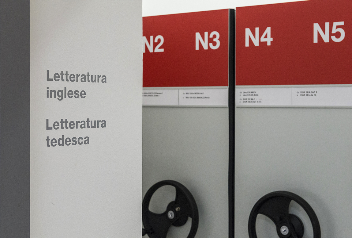 uniud-biblioteca-indicazioni-muro-3