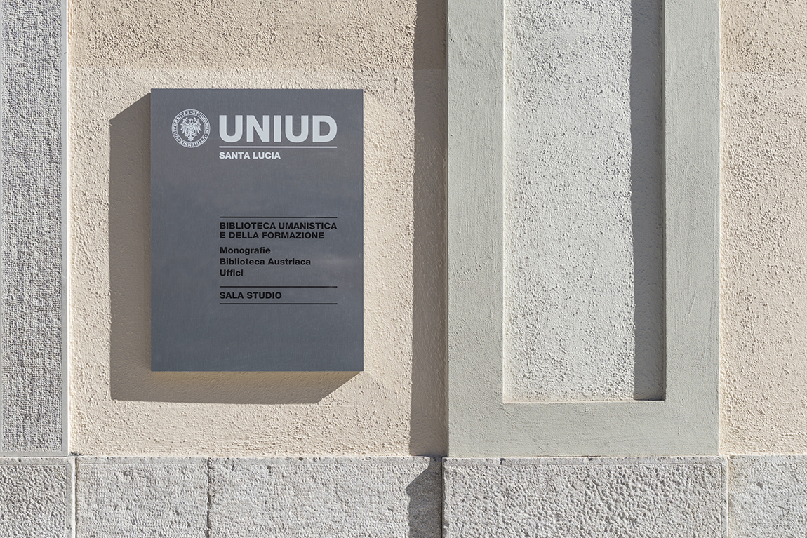 uniud-biblioteca-targa-esterna